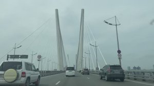 На машине по мосту Золотой во Владивостоке