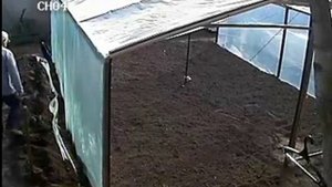 Как надежно в земле закрепить пленку большой широкой теплицы 4,6 м х 6 м.