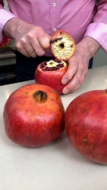 А как вы чистите гранаты? #гранат #чистимгранат #гранат смотреть онлайн