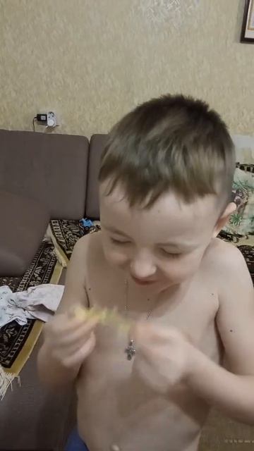 Кирилл ест лимон 🍋😁 смотреть онлайн