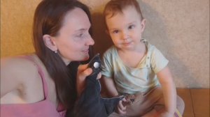 Меняю пуговицу на джинсах с молодым помощником