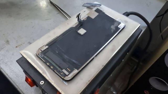 IPhone 11 Pro переклейка стекла с сохранением оригинального дисплея
