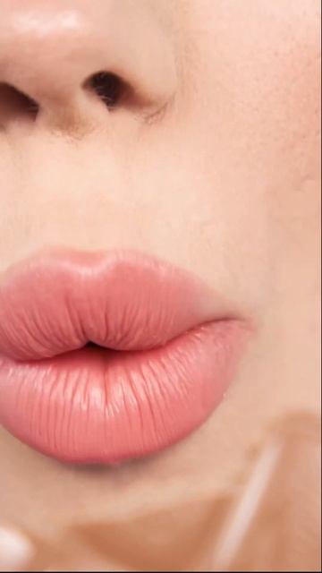 Розовая девочка ест средний шоколад. смотреть онлайн