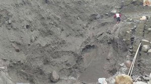 Строительство, шахтёры сбивают песок со стен карьера
