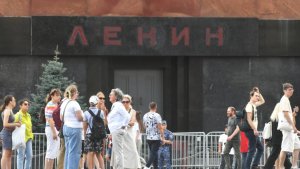 Огромная очередь выстроилась в мавзолей на Красной площади перед закрытием