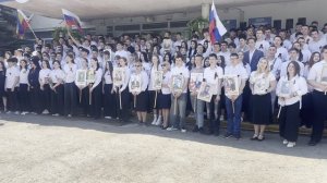 Студенты "Волгодонского техникума металлообработки и машиностроения" исполняют песню "День Победы"