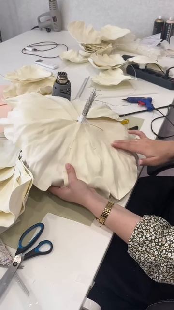 УЗНАЙТЕ СЕКРЕТЫ СОЗДАНИЯ КРАСИВЫХ ЦВЕТОВ СВОИМИ РУКАМИ смотреть онлайн