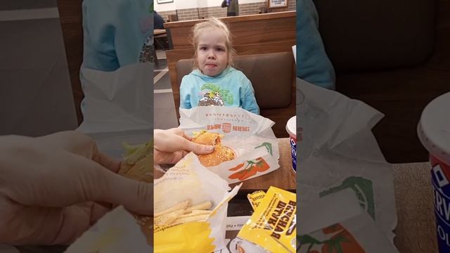 Мини Влог. Зашли в бургер кинг. BURGER KING🍔👑 смотреть онлайн