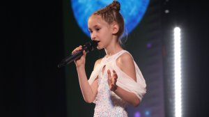 Алиса Искакова-8 лет- I believe I can fly ( R. Kelly)