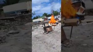 Регулярно выпаливают мусор на рынке на «Зелёном» в Макеевке. 

Люди жалуются на регулярную вонь 🤢