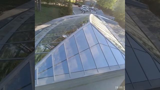 Стеклянный купол над бассейном