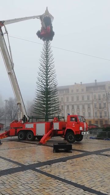 Монтаж главной новогодней ёлки в Киеве. 5 декабря 2020 г. смотреть онлайн