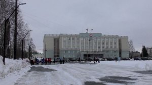 22.03: жители Ижевска несут цветы и игрушки к мемориалу