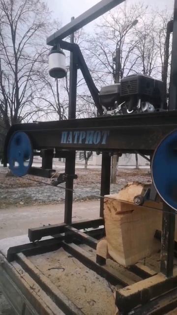 Распил брёвен мобильной пилорамой смотреть онлайн