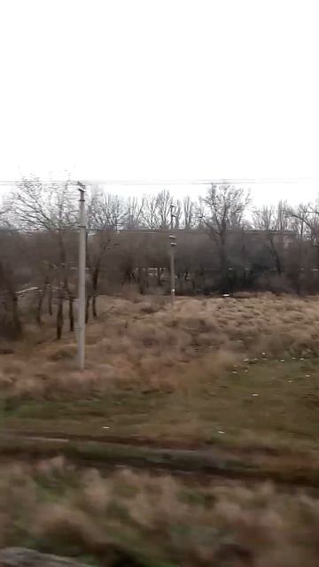 Небольшой поселок из окна пассажирского вагон железн? смотреть онлайн