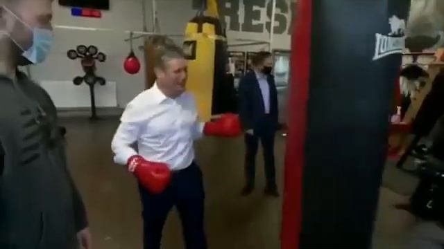 Кир Стармер занимается боксом. KEIR STARMER TRYING TO PUNCH