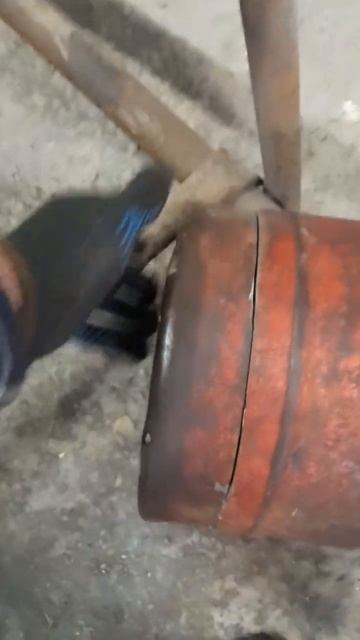 Как безопасно распилить газовый баллон смотреть онлайн