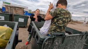 Искал еду и мебель. В Улан-Удэ заметили ребенка, копающегося в мусорных баках