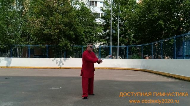 Разминка с ракетками для Тайцзи на спортплощадке (3)