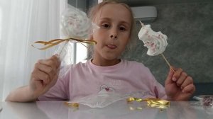 пробую маршмеллоу на палочке