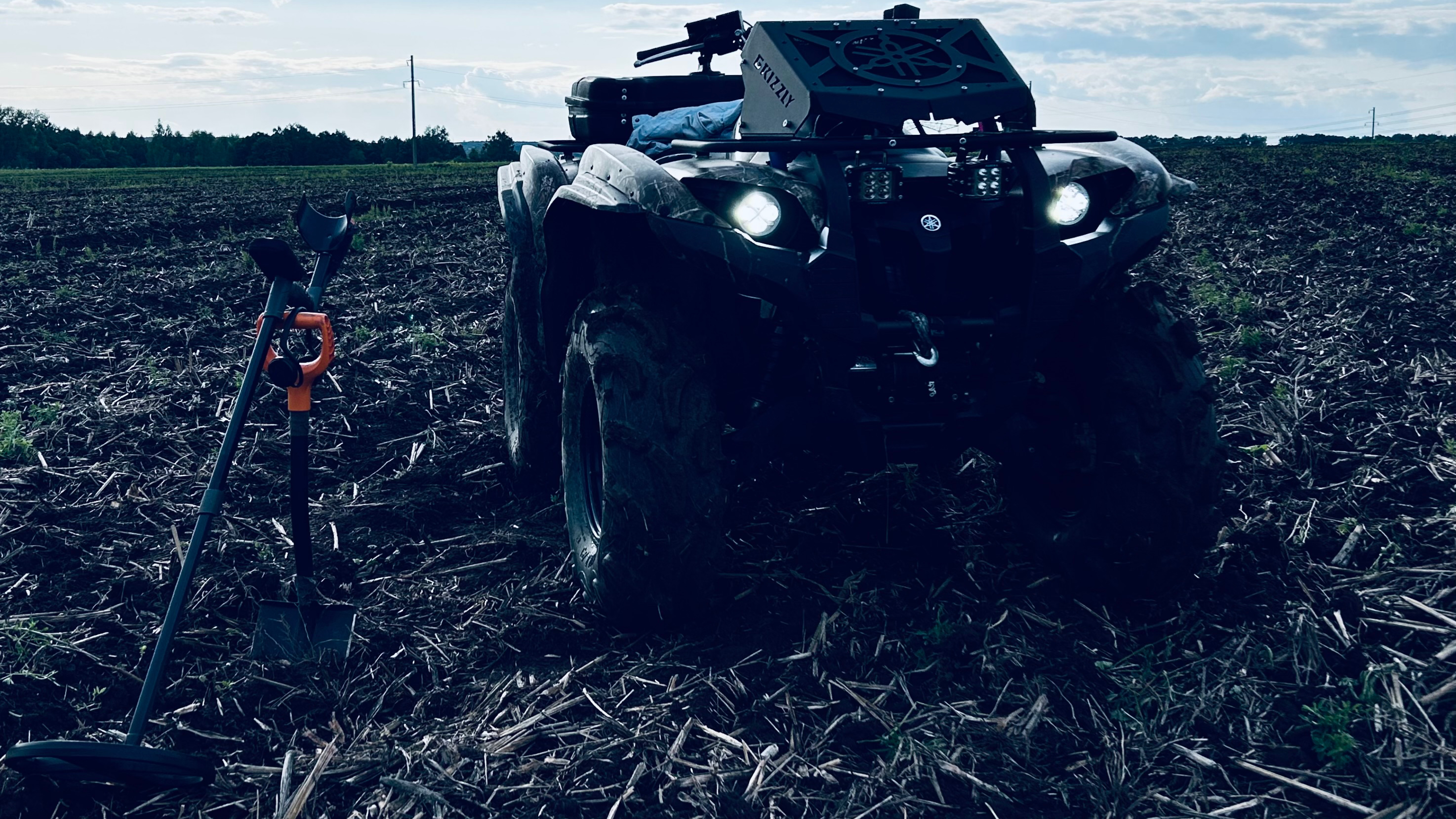 Квадроцикл  Yamaha Grizzly черного копателя