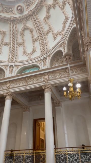 Парадная лестница Шуваловского дворца смотреть онлайн