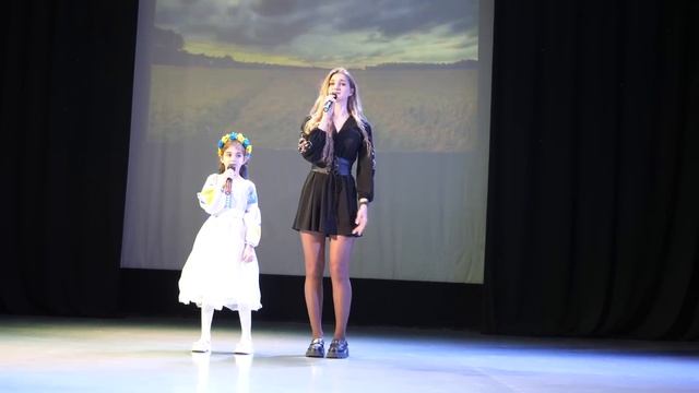 VLOG Алиса и Настя поют на шоу талантов смотреть онлайн