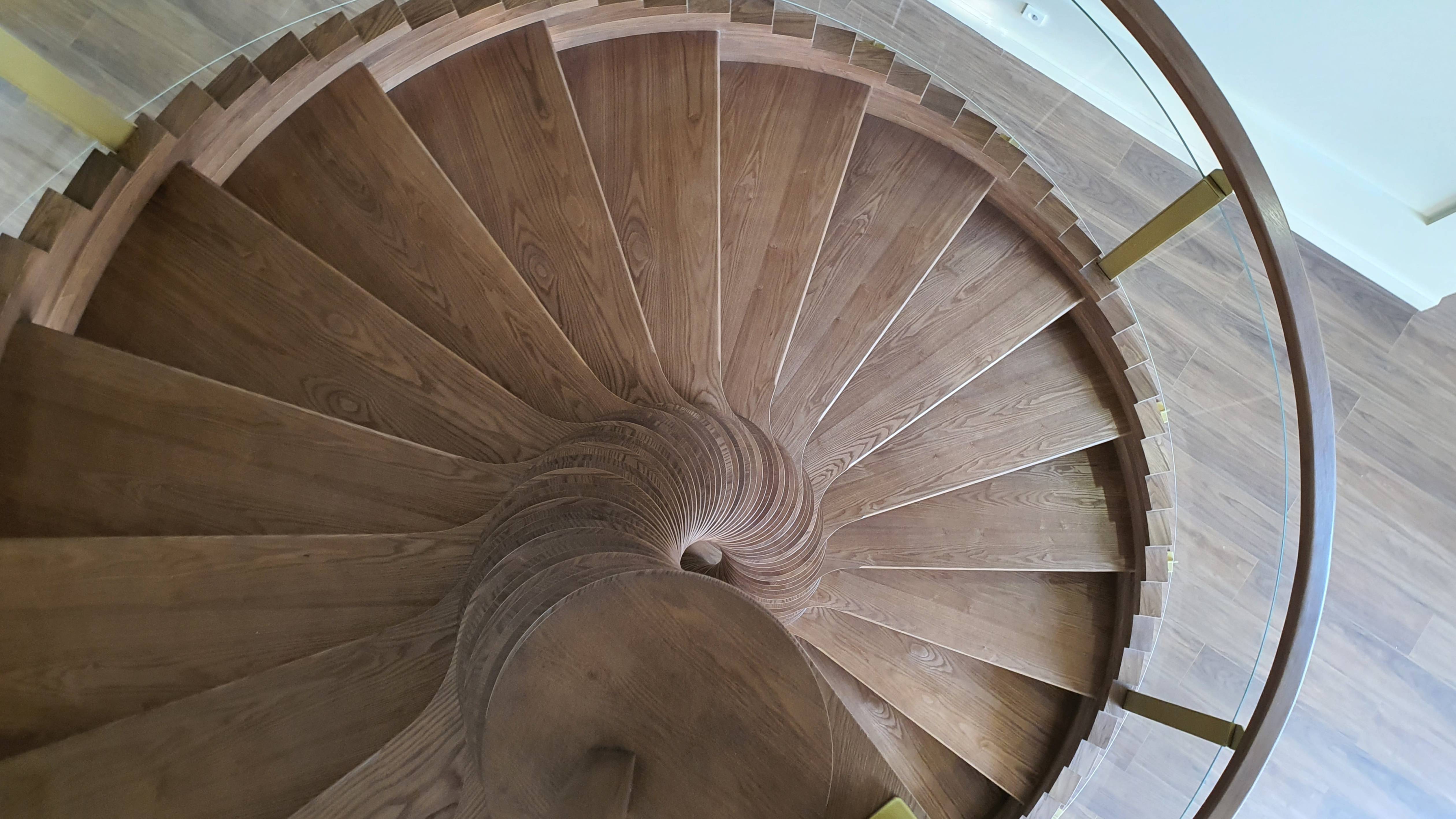 Винтовая лестница со стеклянными ограждениями