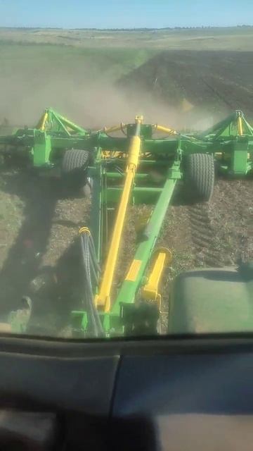 Дисковка гороха трактором Джон дир и дисковым культив смотреть онлайн