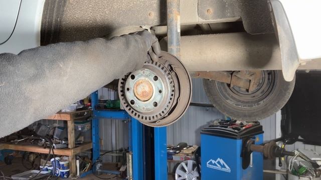 ЗАМЕНА ЗАДНИХ ТОРМОЗНЫХ КОЛОДОК ЛАДА ГРАНТА С ABS.РЕГУЛ смотреть онлайн
