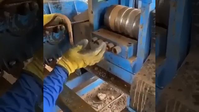 Как выпрямляют стальные прутья на заводе #играть #воен смотреть онлайн