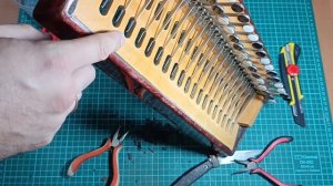 Переклейка клапанов правой механики. Ремонт баяна Этюд 205м. Разговорное видео.