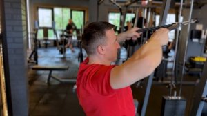 Тяга каната до обличчя у блочному тренажері | Delta Row to Fac