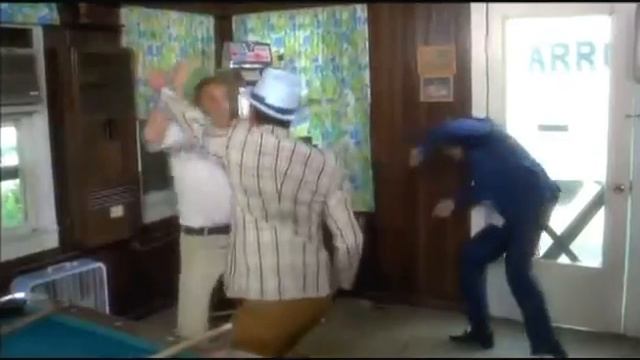 Кунгфу Теренса Хилла и Бада Спенсера в придорожном кафе смотреть онлайн