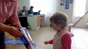 Склад. Детки получают подарки