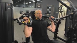 Жим над головой в тренажере