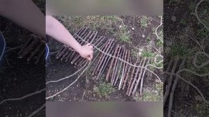 Декоративный забор для клумбы из веток своими руками