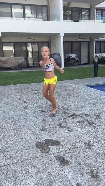 Танцы!!! #дети #бассейн #funny #funnyvideo #dancing #бассейн #дети #за смотреть онлайн