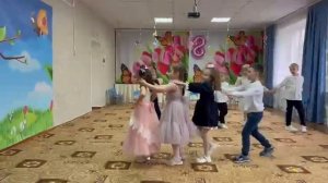 Танец  на 8 марта, весенних гномиков подготовительная ?