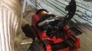 Нарезка резьбы на трубах на станке.