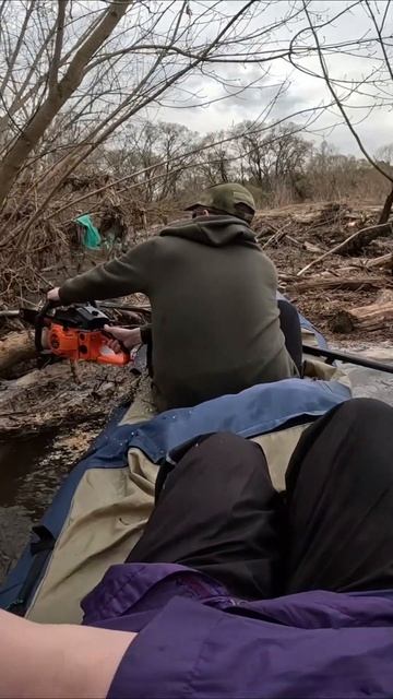 Пилим завал бензопилой прям с лодки | We cut the blockage with a chai смотреть онлайн