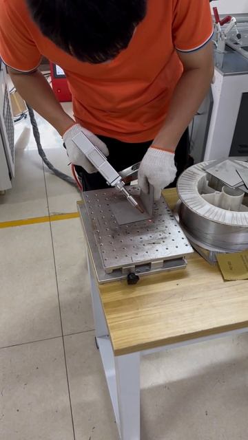 Как варит лазерная сварка #лазерныйстанок #welding #laserweldin смотреть онлайн