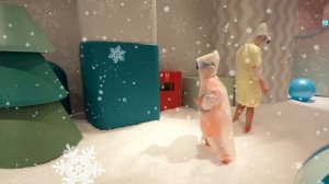 Рома и Диана Рома катается на снежных горках в SKI Dubai
