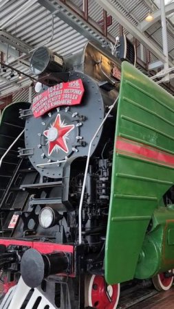 Старинный паровоз в музее железных дорог