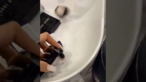 Сын женщины закинул всю ее косметику в тазик с водой