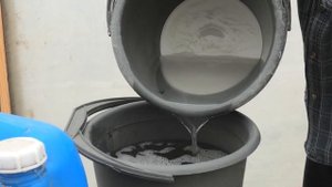 Делаем вытяжку из суперфосфата для подкормки клубник?