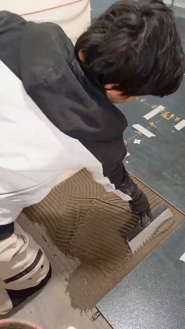 Режу керамогранит болгаркой #мастер #дизайнинтерьера смотреть онлайн