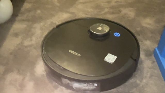 Близкая съемка робота-пылесоса Deebot смотреть онлайн