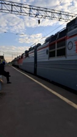 Поезд проезжает по рельсам