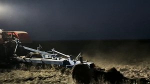 Кировец пашет. К 735 М. Плуг плн 8 40.